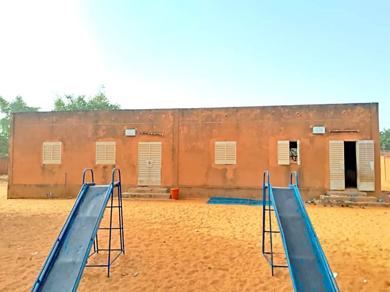 Cour de récréation avec toboggans du CSP Rawda Kiota